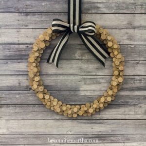 Create this wood slice wreath and impress the neighbours with your fancy new door decor this holiday!